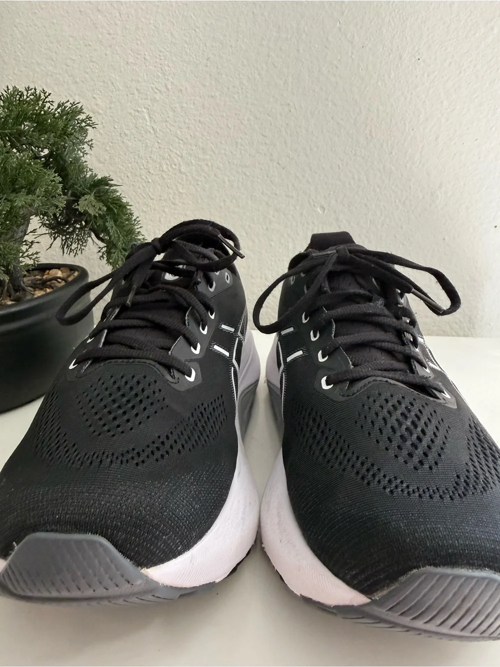 Asics Gel-kayano 31 women size 11 Black and White GEL-Kayano Athletic Shoes